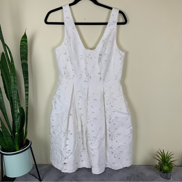Trina Turk White Floral Daisy Lace Pleated Dress with Pockets - Size 6 - Picture 2 of 10